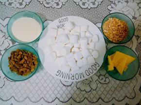 i把所有材料准备好！花生和葡萄干稍微切一下！