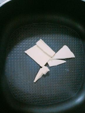 不粘锅小火加热，放入黄油融化！