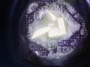 黄油全部融化，记得把锅底都沾上黄油！