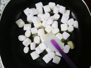 倒入棉花糖不停翻拌，使其融化！