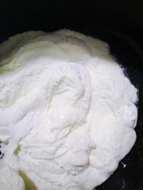 棉花糖充分融化后，倒入奶粉翻拌，这个时候可以关火！（防止糊锅！）翻拌速度要快！