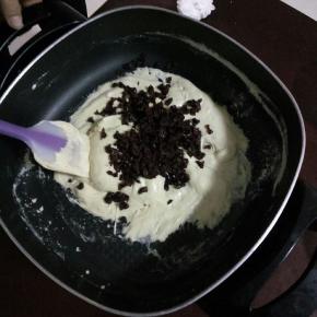 翻拌均匀以后倒入葡萄干和花生碎，快速翻拌，如果糖硬了，可以开小火加热！