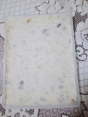 垫上油纸，用棍子滚平整！放入冰箱冷藏1个小时左右！