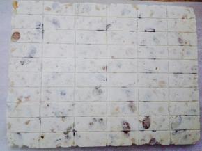 拿出牛轧糖倒在油纸上！