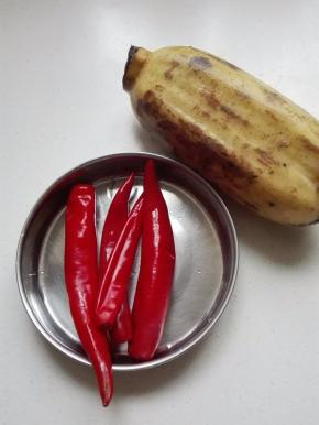 准备材料，泡椒是自制的