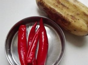 准备材料，泡椒是自制的