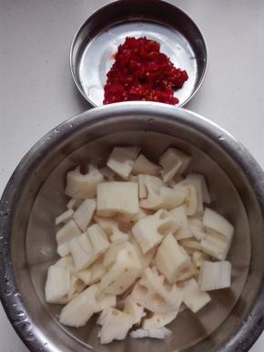 泡椒切碎，莲藕洗净切丁，用清水浸泡一会，水里滴上几滴白醋，防止藕氧化变色