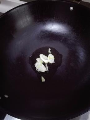 炒锅中入油，放入葱花炒出香味