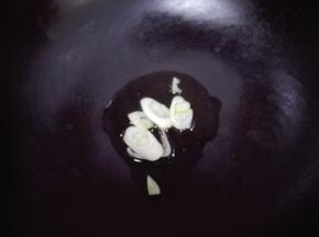 炒锅中入油，放入葱花炒出香味