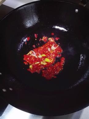 放入泡椒碎炒出香味