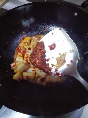 炒匀后，放入一勺豆瓣酱炒匀