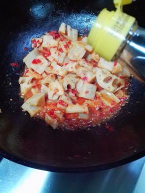 临出锅前淋入少许的陈醋，炒匀即可出锅