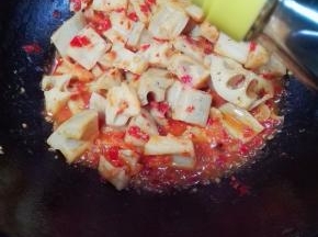 临出锅前淋入少许的陈醋，炒匀即可出锅