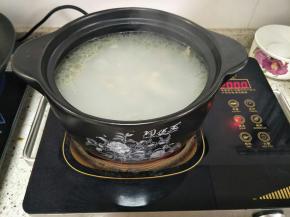 炖好的汤呈奶白色，砂锅炖汤能更好的保留食物的营养，煲出来的汤鲜质醇，原汁原味