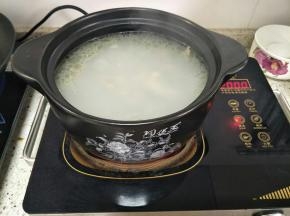 炖好的汤呈奶白色，砂锅炖汤能更好的保留食物的营养，煲出来的汤鲜质醇，原汁原味