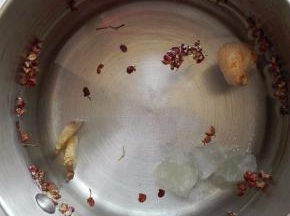 锅中放入清水、冰糖、姜片、花椒、盐，大火煮开，煮出花椒的香味