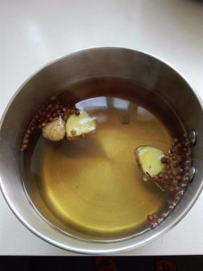 煮好的花椒水彻底放凉