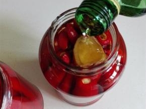 高度白酒倒入瓶中，不用多，大约用了半瓶50毫升