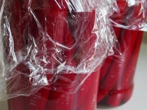 保鲜膜封住瓶口，盖紧盖子，放置阴凉的地方，大约2周左右就可以食用，成品图是一个多月之后拍的