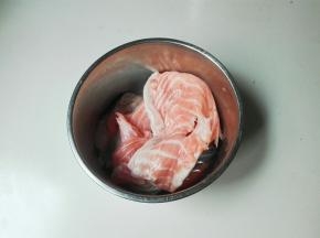 三文鱼骨刮去鱼鳞清洗干净，沥干水