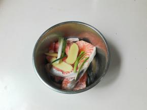 放姜片葱腌制十五分钟