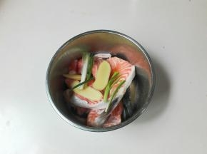 放姜片葱腌制十五分钟