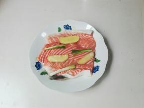 把三文鱼骨放到盘子里