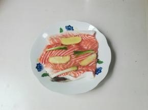 把三文鱼骨放到盘子里