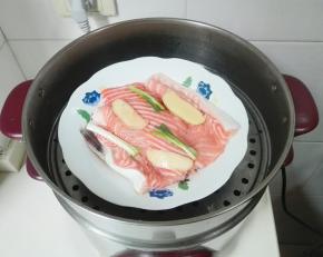 蒸锅水开，放三文鱼骨蒸八分钟