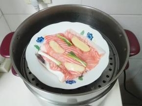 蒸锅水开，放三文鱼骨蒸八分钟