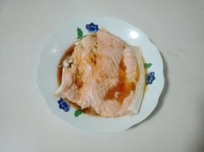 取出三文鱼骨，夹去葱姜片，放一勺生抽