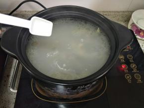 加入1小匙盐调味，蛏干本身就有咸味，所以盐不要过多