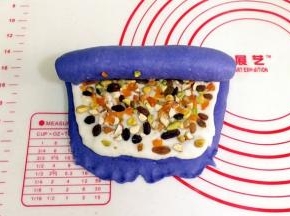 从上往下的卷起来。