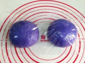 取出面团进行排气，平均分成两份，滚圆松弛15分钟，记得盖上保鲜膜。