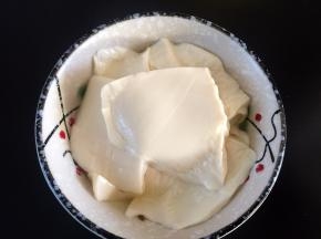 绢豆腐用勺子舀薄片到碗中