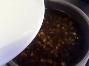 倒入淀粉水勾芡
