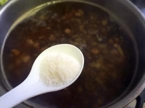 煮约5分钟，放盐调味