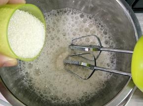 蛋白加几滴柠檬汁或白醋打到粗泡状，加入三分之一白糖