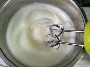 打到泡沫细腻的时候加入三分之一白糖