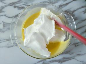 挖三分之一蛋白和蛋黄糊混合翻拌均匀，手法要注意，不要转圈圈搅拌