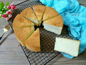 烤好及时出炉，从高处往下震一下倒扣，放凉后再脱模