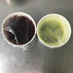 红曲粉、抹茶粉分别加20克开水，搅拌均匀，盖上保鲜膜备用。
将蛋黄蛋清分离，蛋清放入无水无油的容器中，放入冰箱冷藏备用。