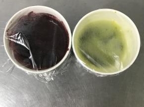 红曲粉、抹茶粉分别加20克开水，搅拌均匀，盖上保鲜膜备用。
将蛋黄蛋清分离，蛋清放入无水无油的容器中，放入冰箱冷藏备用。