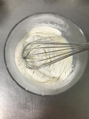 筛入低筋面粉，用手动打蛋器无规则的搅拌均匀。