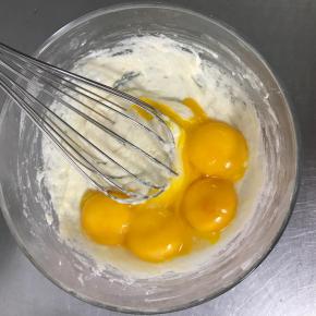 将蛋黄放入面糊中，继续用手动打蛋器搅拌均匀，成细腻的蛋黄糊。