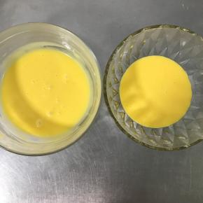 将蛋黄糊平均分成2份。