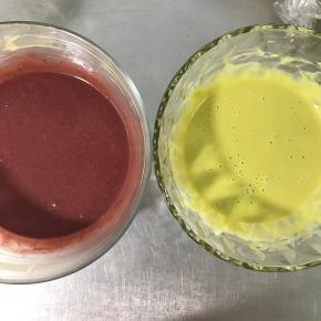 分别加入红曲粉糊，抹茶粉糊搅拌均匀备用。