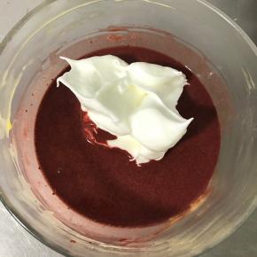 取其中一份的三分之一蛋白放入红曲粉蛋黄液中，用翻拌与切拌手法将两者混合均匀，再将面糊倒入剩余蛋白中拌匀。抹茶面糊也是同样的做法。