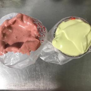 分别将两种面糊倒入裱花袋中。