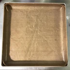 烤盘铺好油布。